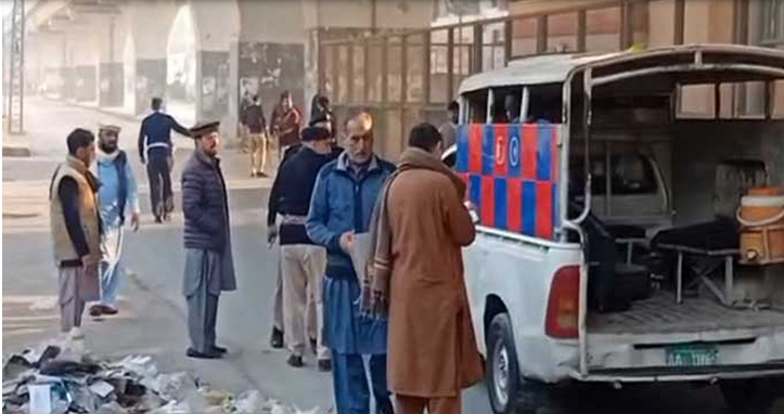 পাকিস্তানের পেশোয়ারে ফ্রন্টিয়ার কনস্ট্যাবুলারি সদর দফতরে আত্মঘাতী হামলার পর নিরাপত্তা বাহিনীর অভিযান পরিচালনার দৃশ্য।