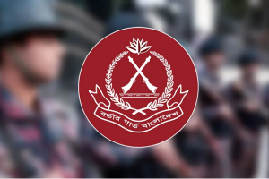 বিজিবি সদস্যরা রাজধানীর একটি মোড়ে টহল দিচ্ছেন, নিরাপত্তা বাড়ানো হয়েছে।