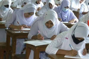 এইচএসসি পুনঃনিরীক্ষণের ফল প্রকাশ–শিক্ষার্থীরা ওয়েবসাইটে ফল দেখছে এমন দৃশ্য