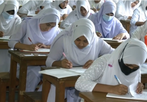 এইচএসসি পুনঃনিরীক্ষণের ফল প্রকাশ–শিক্ষার্থীরা ওয়েবসাইটে ফল দেখছে এমন দৃশ্য