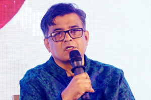 হোটেল ইন্টারকন্টিনেন্টালে এক আলোচনায় বক্তব্য রাখছেন প্রেস সচিব শফিকুল আলম